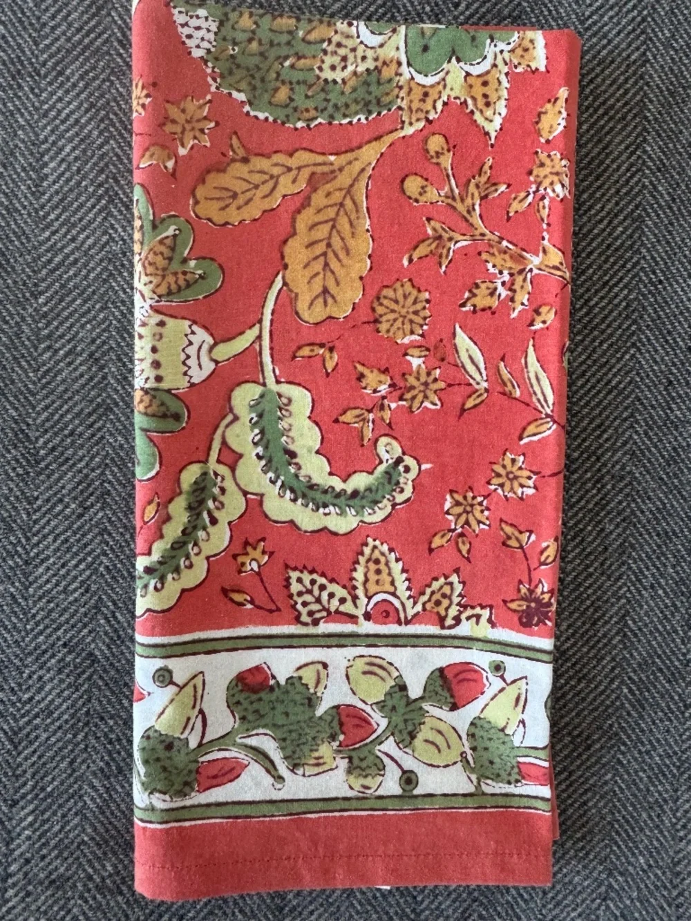 NWOT, DARLING HAND BLOCKED/PRINTED FALL FLORAL NAPKIN